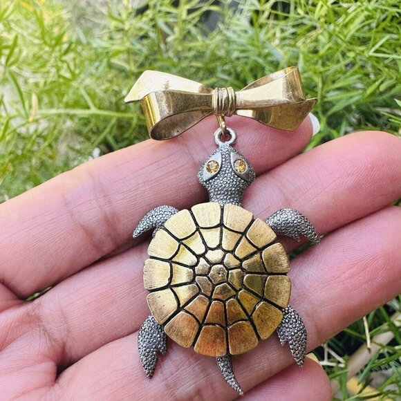 VTG Articulated Turtle Brooch Pendant Rhinestone Eyes 12KT Gold Filled Bow 2" - Picture 2 of 6